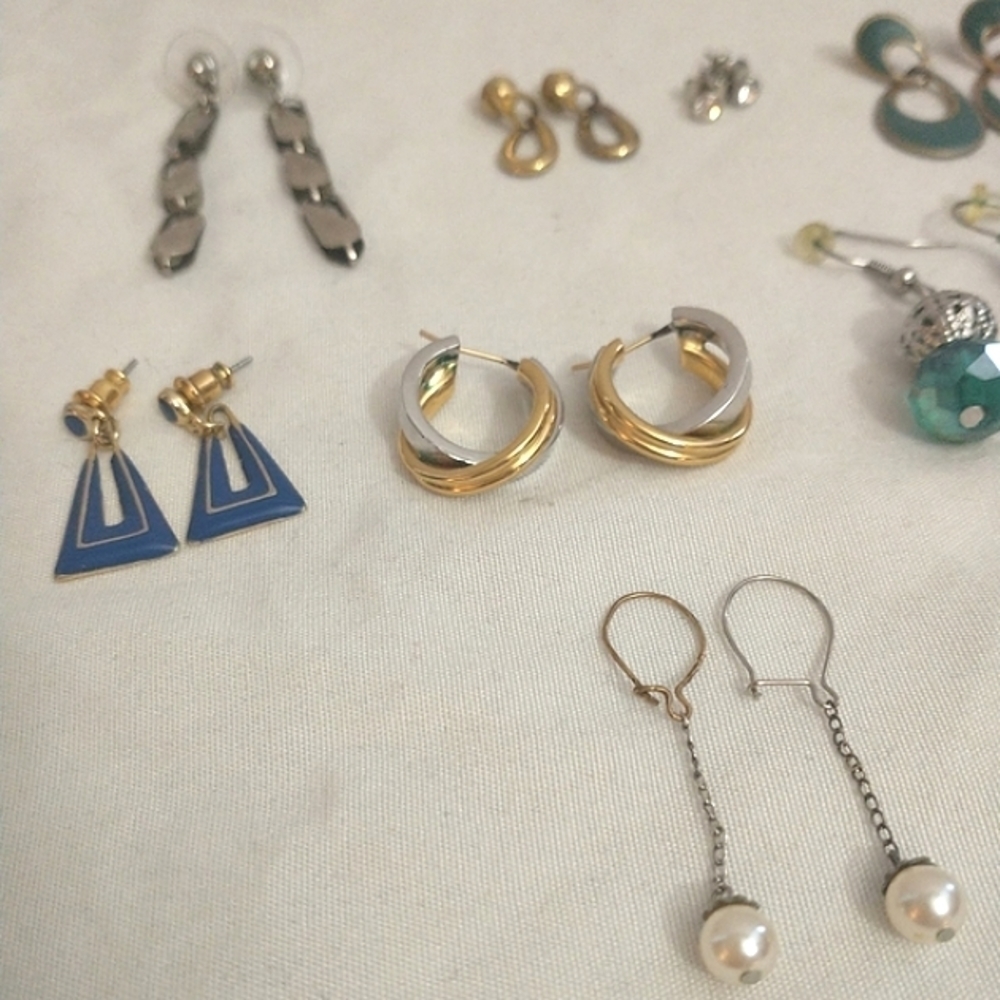 VINTAGE Lot Of 11 Pierced Earrings Faux Amber Pearl enameled silver & gold toned - Picture 4 of 5